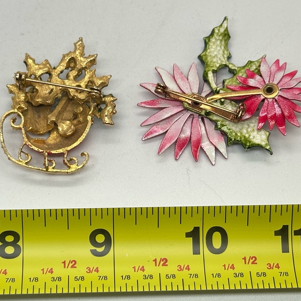 Vintage Christmas Brooch Set Poinsettia Sleigh Gifts Gold Tone Enamel Holly - Picture 2 of 2